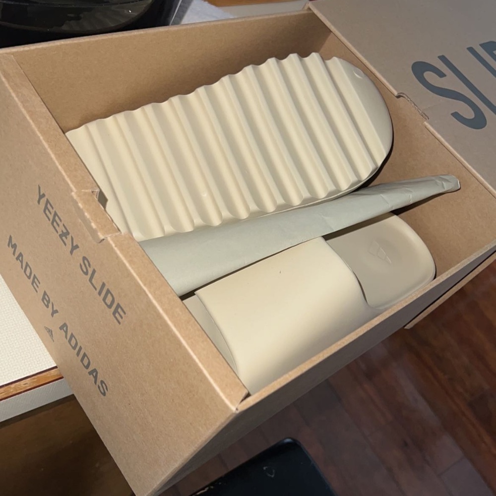 Yeezy slides “bone”